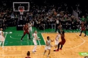 手感火热!米切尔晃飞两人命中高难度压哨三分