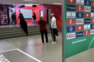 相谈甚欢!记者:孔帕尼赛后与科隆主帅夸斯尼奥克交流