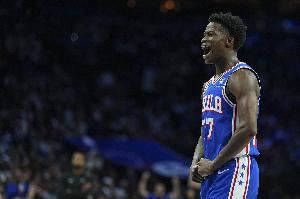 不像新秀!埃奇库姆继续稳定发挥 上半场9中5砍下14分2助2断