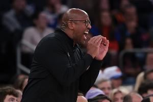 迈克-布朗：哈特推动了球队弱侧防守 下半场我们更具对抗性