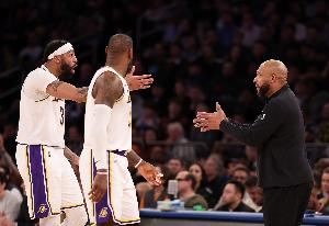 哈姆:我很好地处理了湖人的舆论压力 从不在媒体面前指责球员